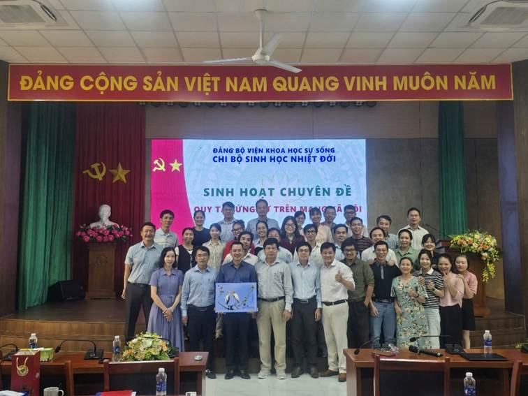 CHI BỘ SINH HỌC NHIỆT ĐỚI TỔ CHỨC SINH HOẠT CHUYÊN ĐỀ “QUY TẮC ỨNG XỬ TRÊN MẠNG XÃ HỘI”